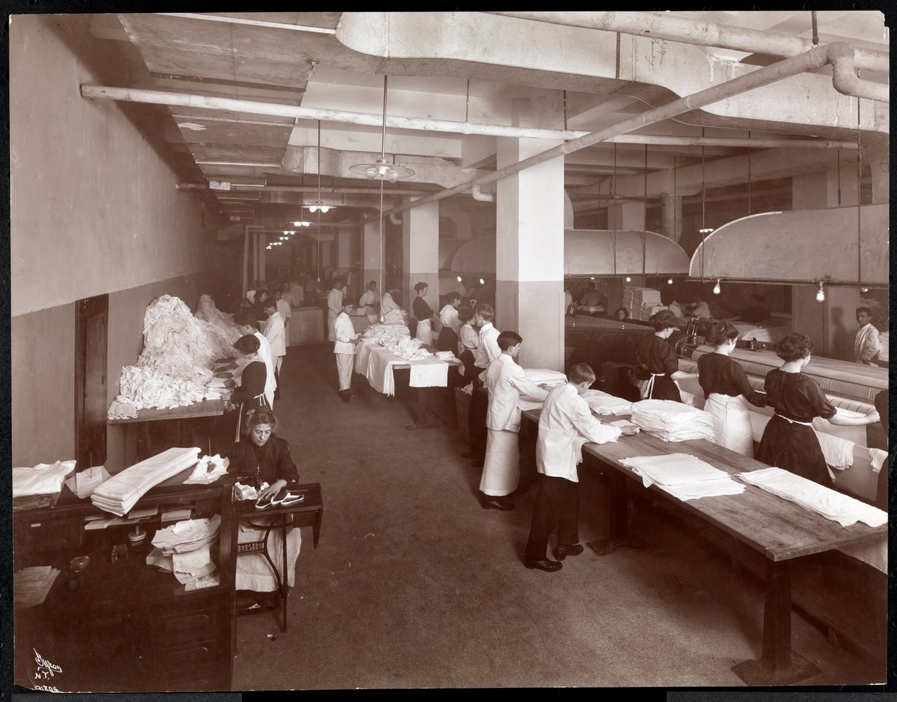 Vaskerommet på Hotel McAlpin, 1913 (sølv gelatintrykk) av Byron Company