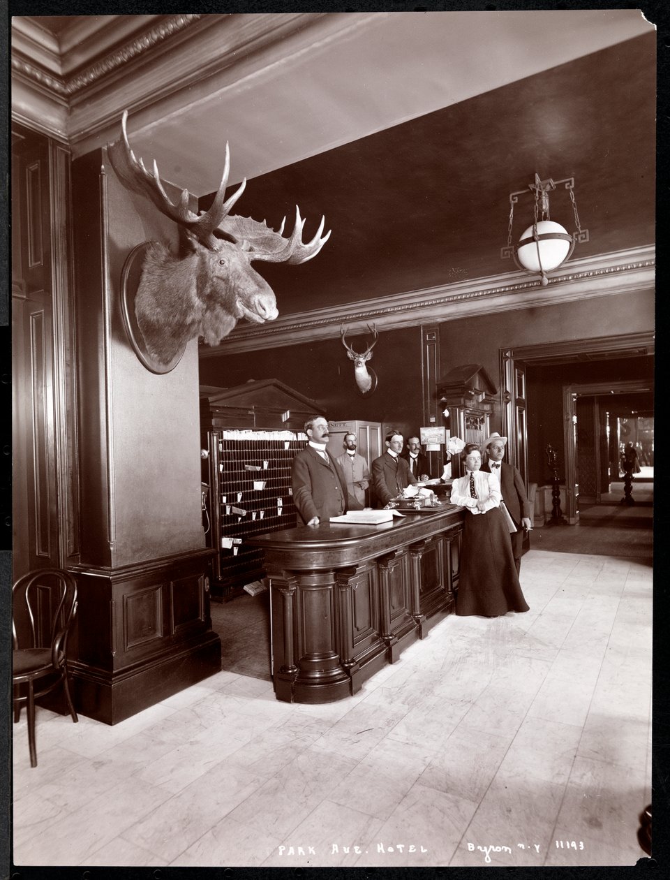 Lobbyen og registreringsskranken på Park Avenue Hotel, 1901 eller 1902 (sølv gelatintrykk) av Byron Company