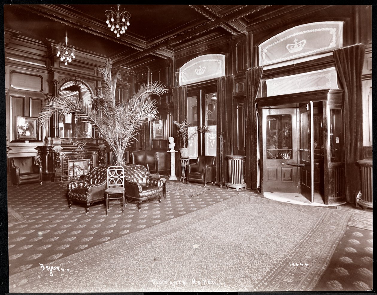 Lobbyen på Hotel Victoria, 1901 eller 1902 (sølv gelatintrykk) av Byron Company