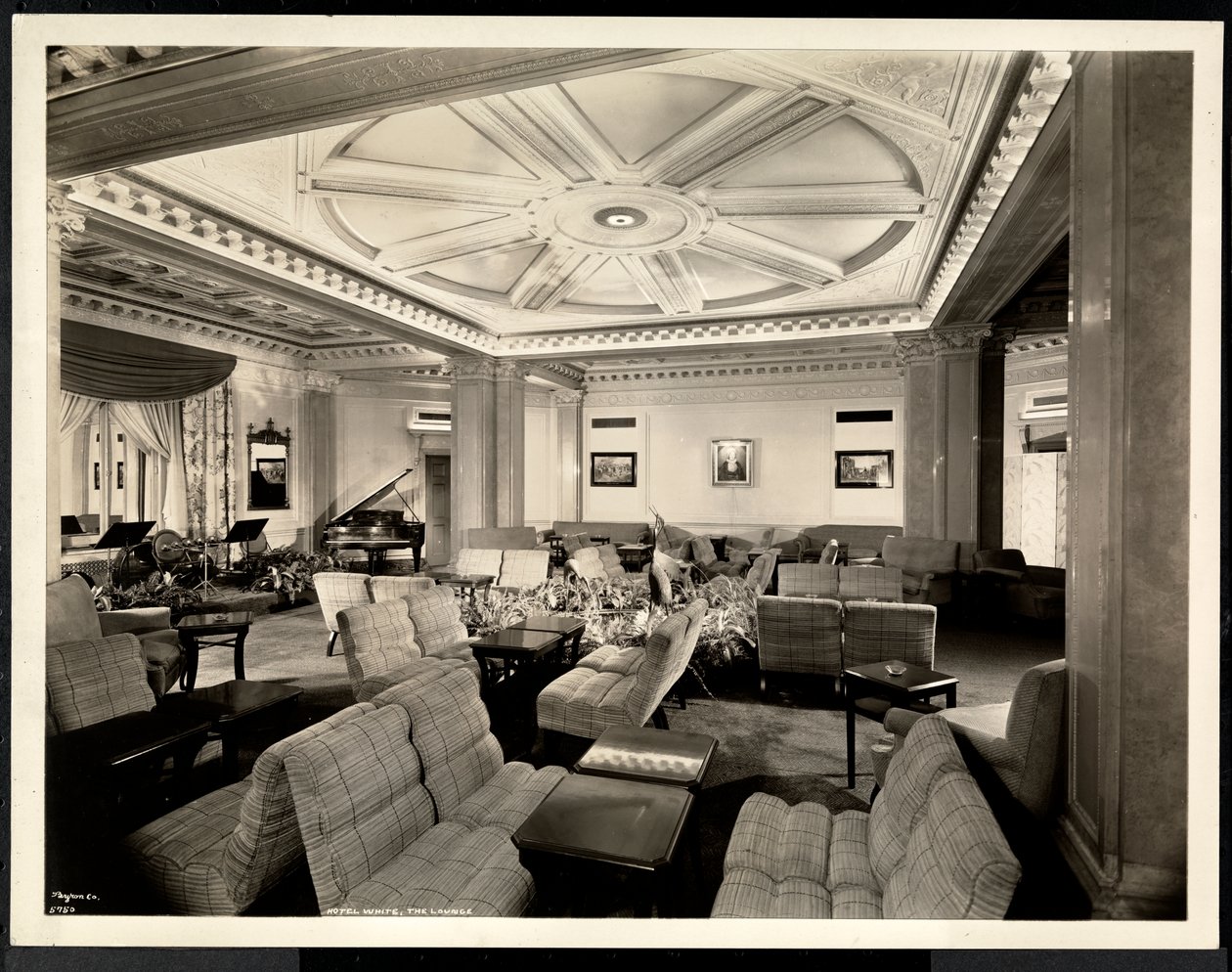 Salongen, ser østover mot Hotel White, 37th Street og Lexington, New York, 8. mars, 1937 (sølv gelatintrykk) av Byron Company