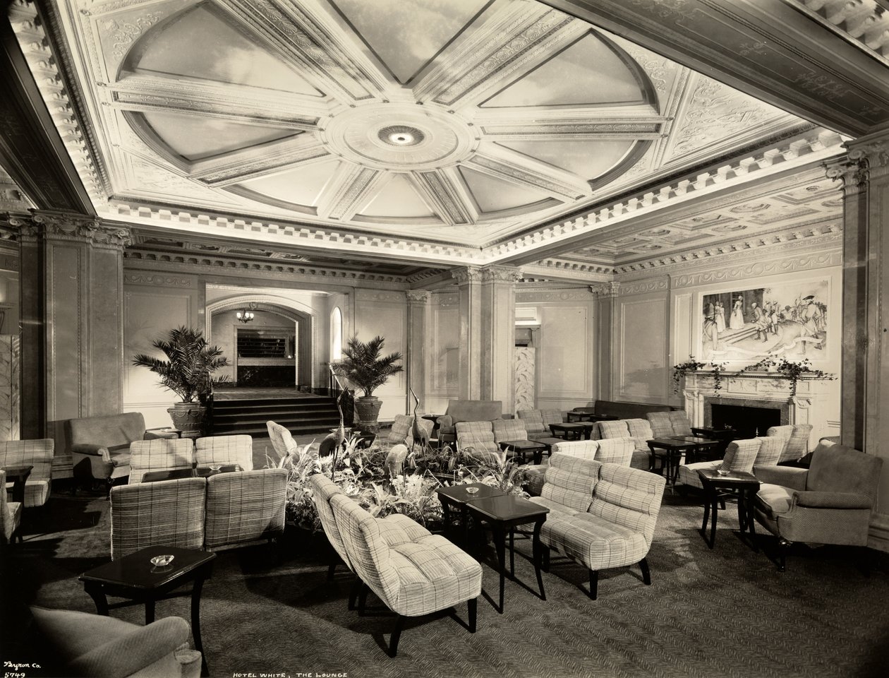 Salongen, ser sør-vest på Hotel White, 37th Street og Lexington Avenue, New York, 1937 (sølv gelatintrykk) av Byron Company