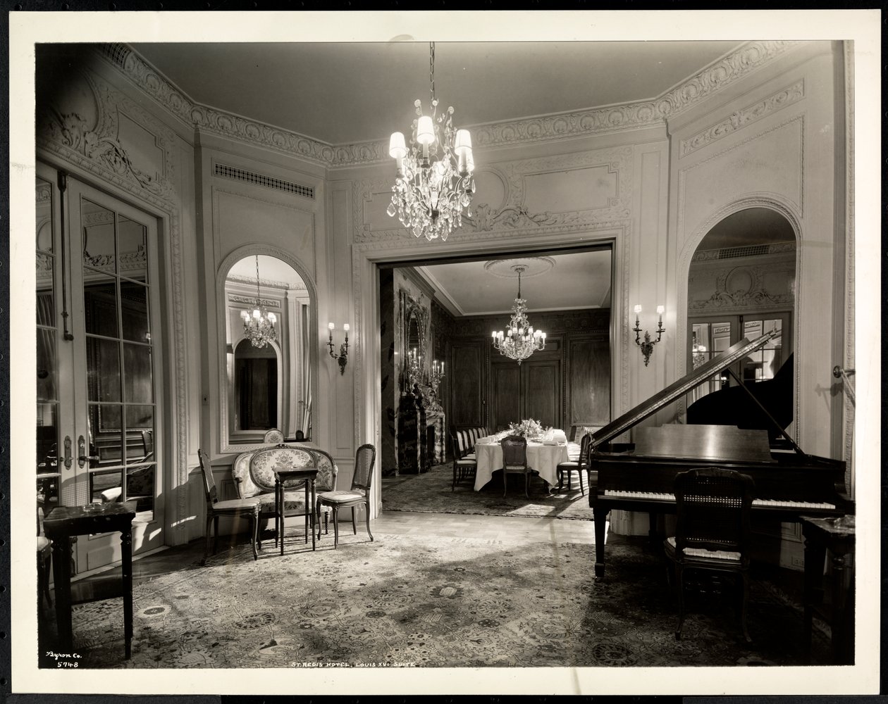 Musikkrommet til Louis XVI Suite på Hotel St. Regis, 1937 (sølv gelatintrykk) av Byron Company