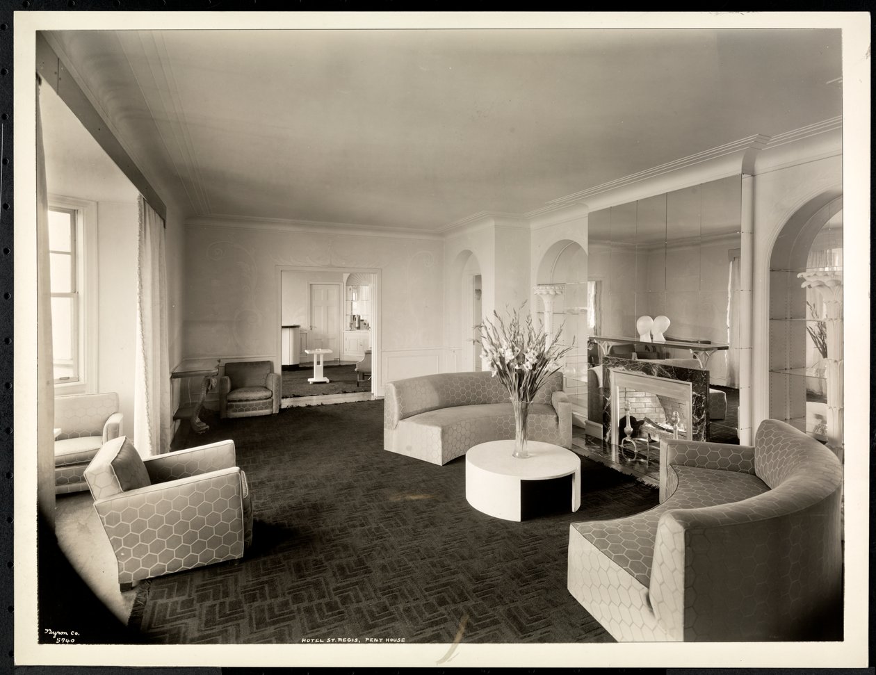 Stuen i toppleiligheten på Hotel St. Regis, 1937 (sølv gelatintrykk) av Byron Company
