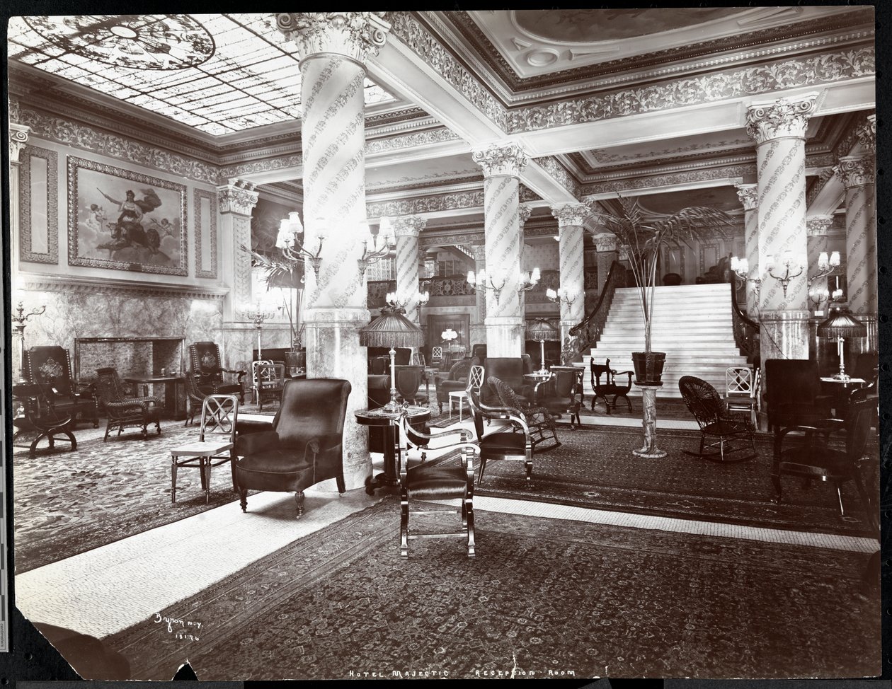 Resepsjonsrommet på Hotel Majestic, 1902 (sølv gelatintrykk) av Byron Company