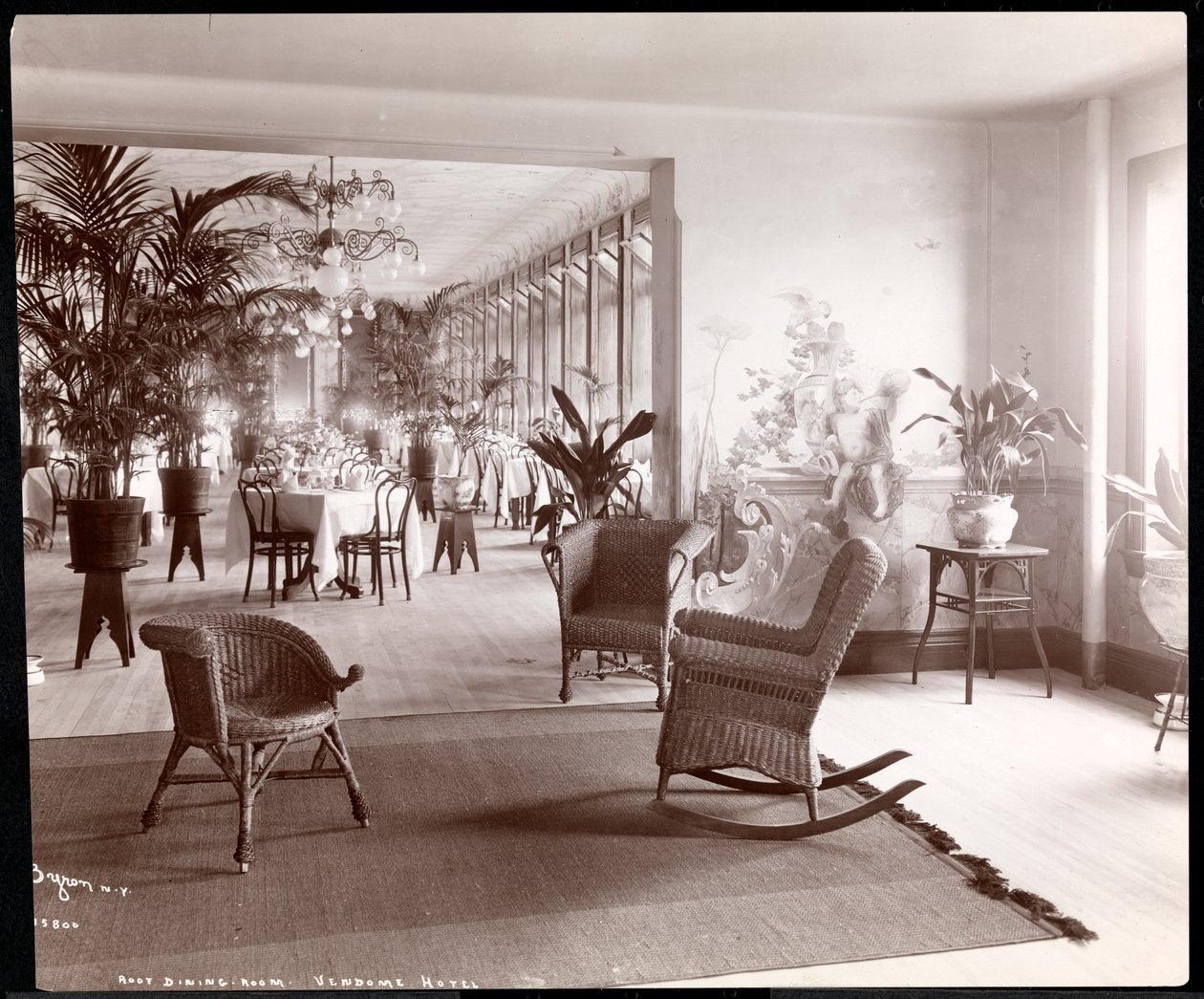 Spisesalen på taket på Vendome Hotel, 1903 (sølv gelatintrykk) av Byron Company