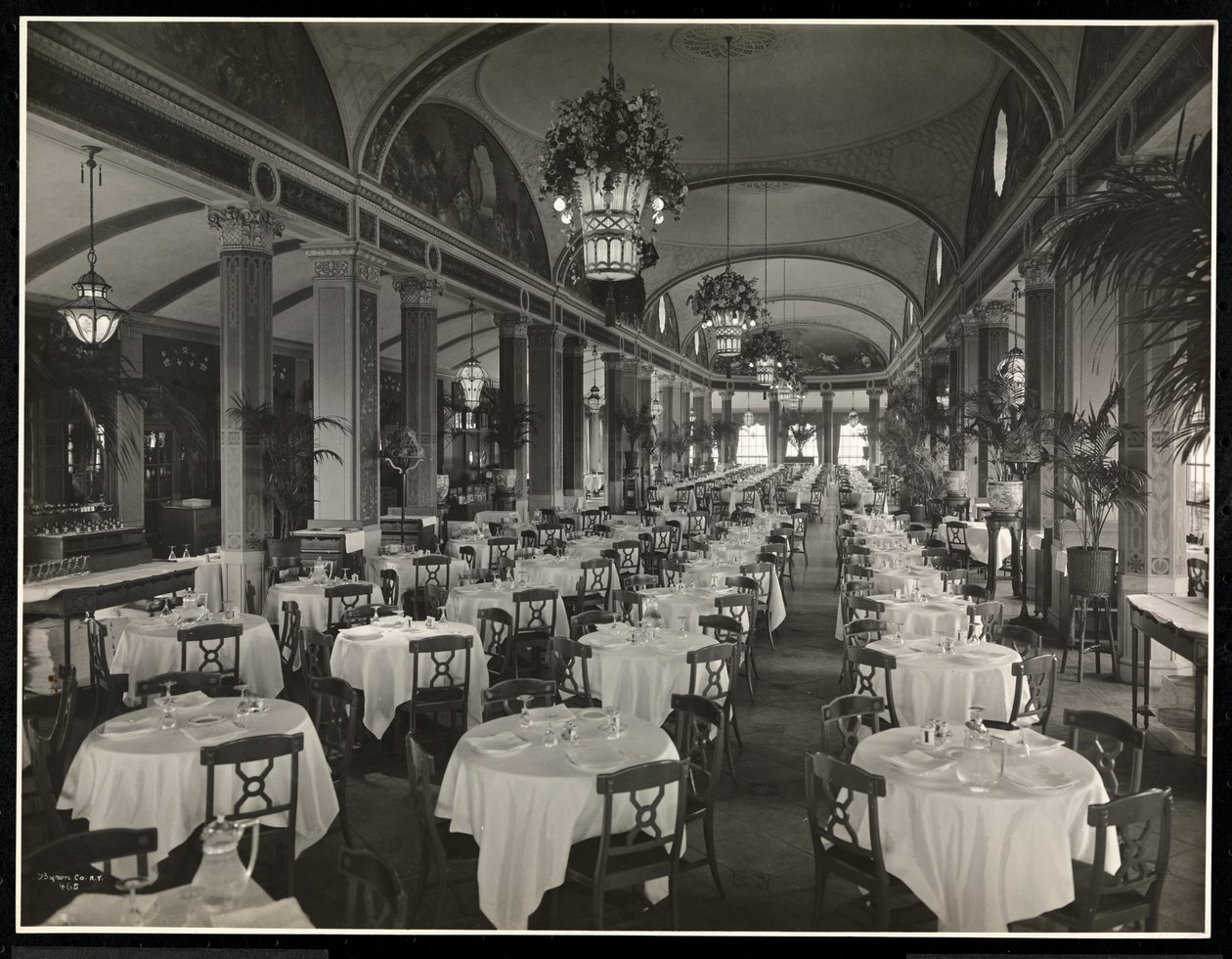 Takhagerestauranten på Hotel Pennsylvania, 1919 (sølv gelatintrykk) av Byron Company