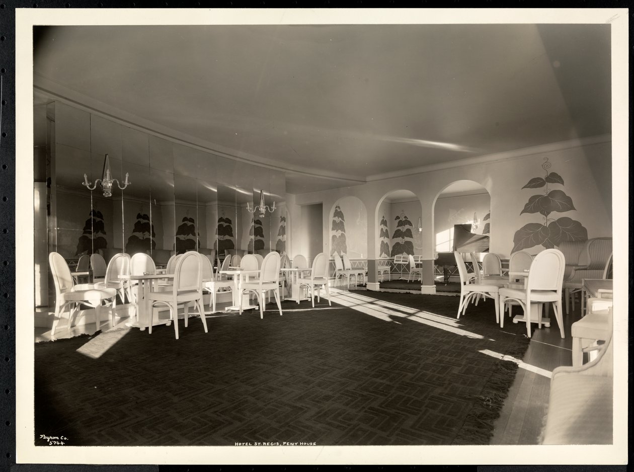 Det sørvestlige rommet i toppleiligheten på Hotel St. Regis, 1937 (sølv gelatintrykk) av Byron Company