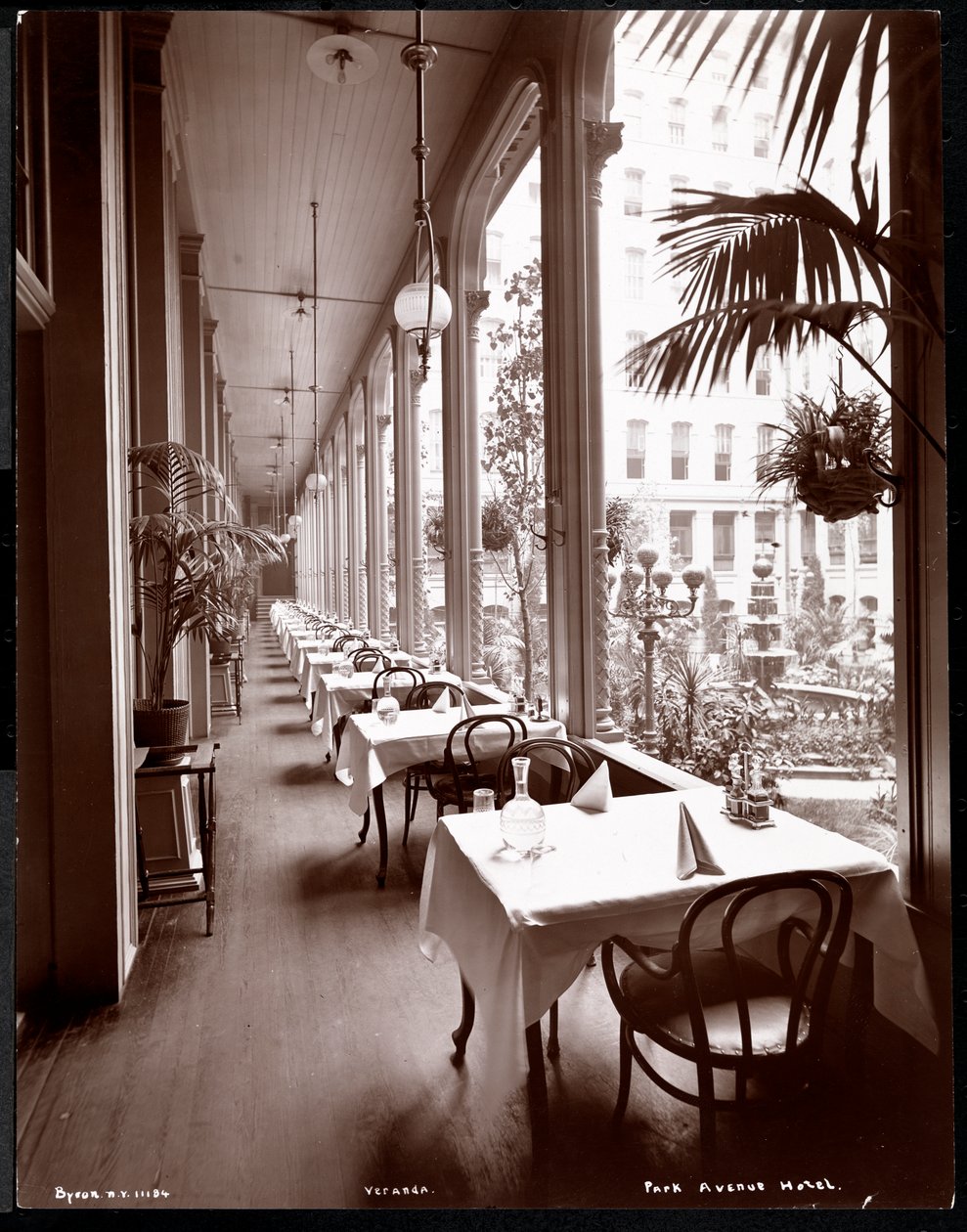 Verandaen på Park Avenue Hotel, 1901 eller 1902 (sølv gelatintrykk) av Byron Company
