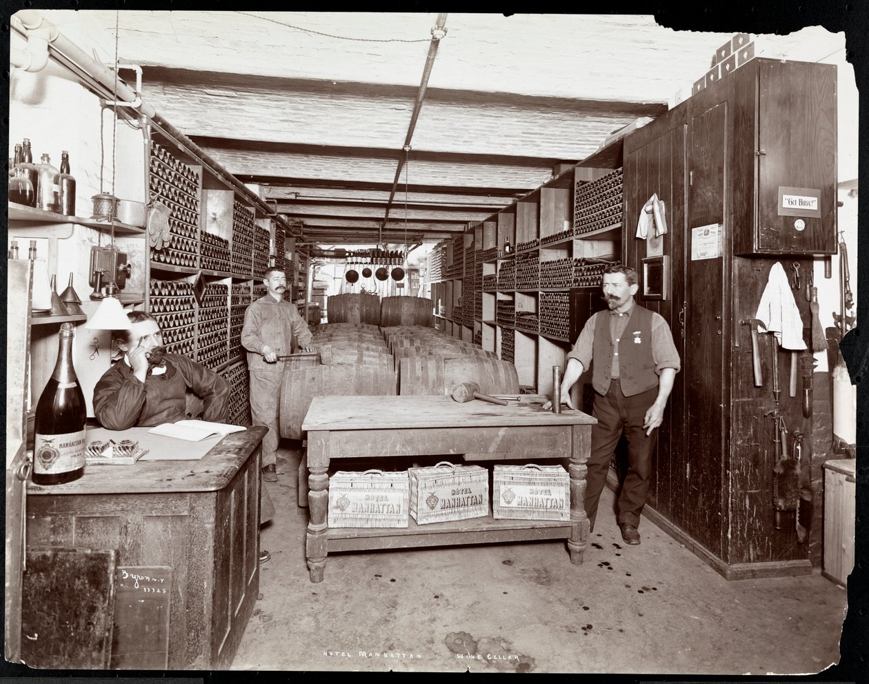 Vinkjelleren til Hotel Manhattan, 1902 (sølv gelatintrykk) av Byron Company