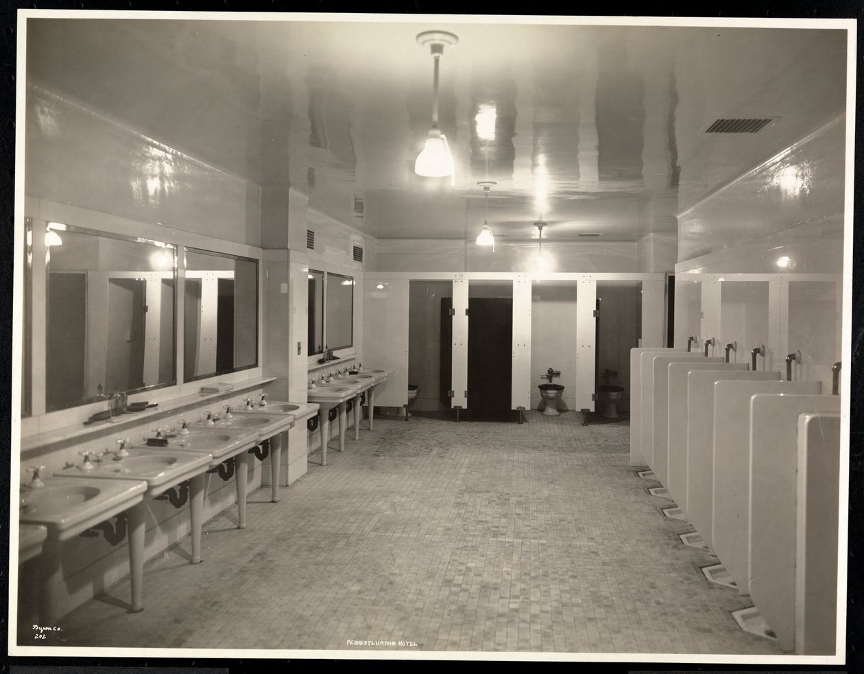 Toaletter på Hotel Pennsylvania, 1918 (sølv gelatintrykk) av Byron Company