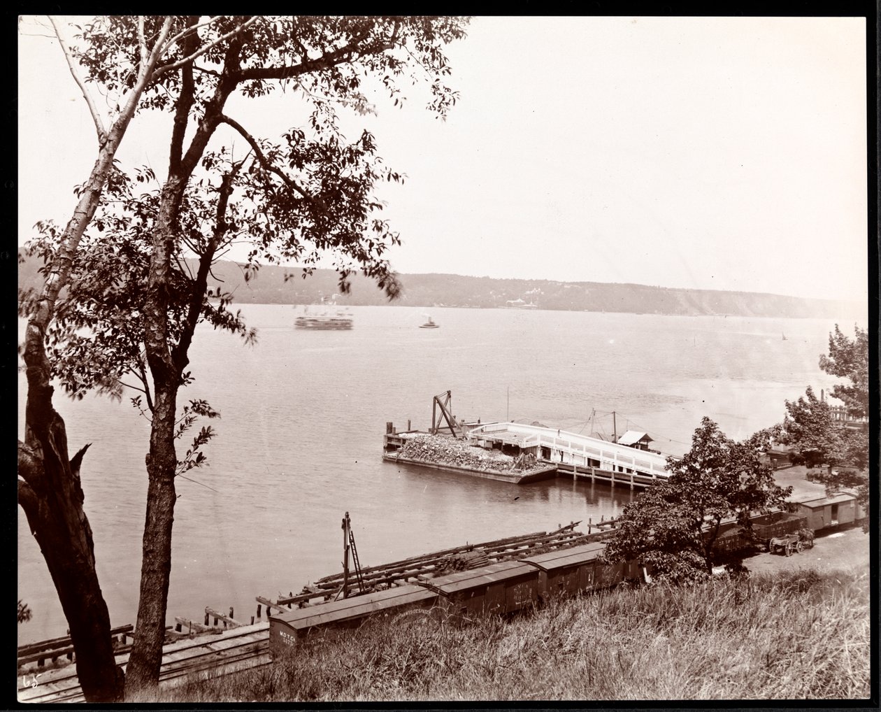 Utsikt nordøst fra Riverside Drive and Park mot Hudson River, New York, ca. 1893 (sølv gelatintrykk) av Byron Company