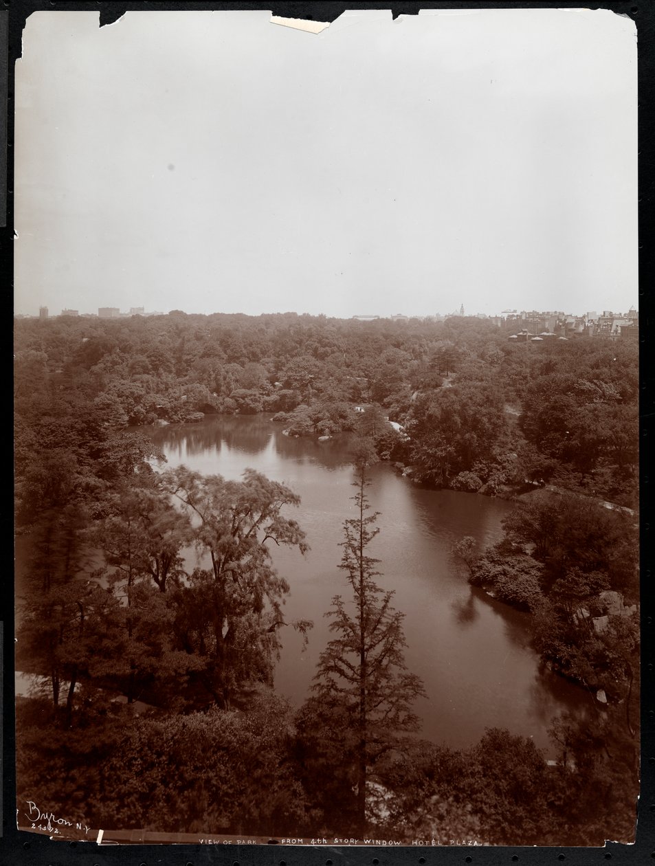 Utsikt over Central Park fra 4. etasje på Plaza Hotel, 5th Avenue og 59th Street, 1907 (sølv gelatintrykk) av Byron Company