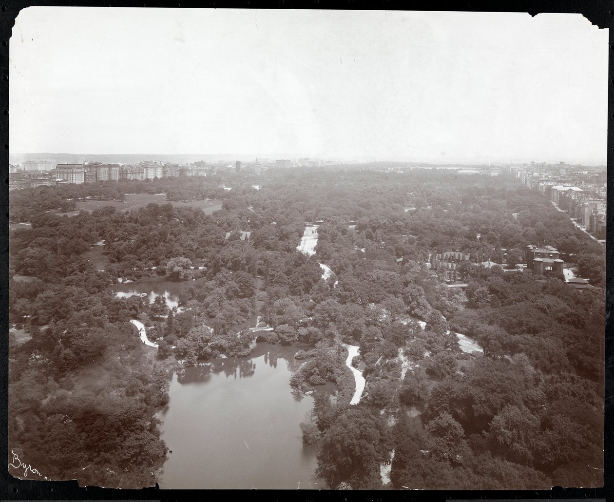 Utsikt over Central Park fra Plaza Hotel, 5th Avenue og 59th Street, New York, ca. 1907 (sølv gelatintrykk) av Byron Company