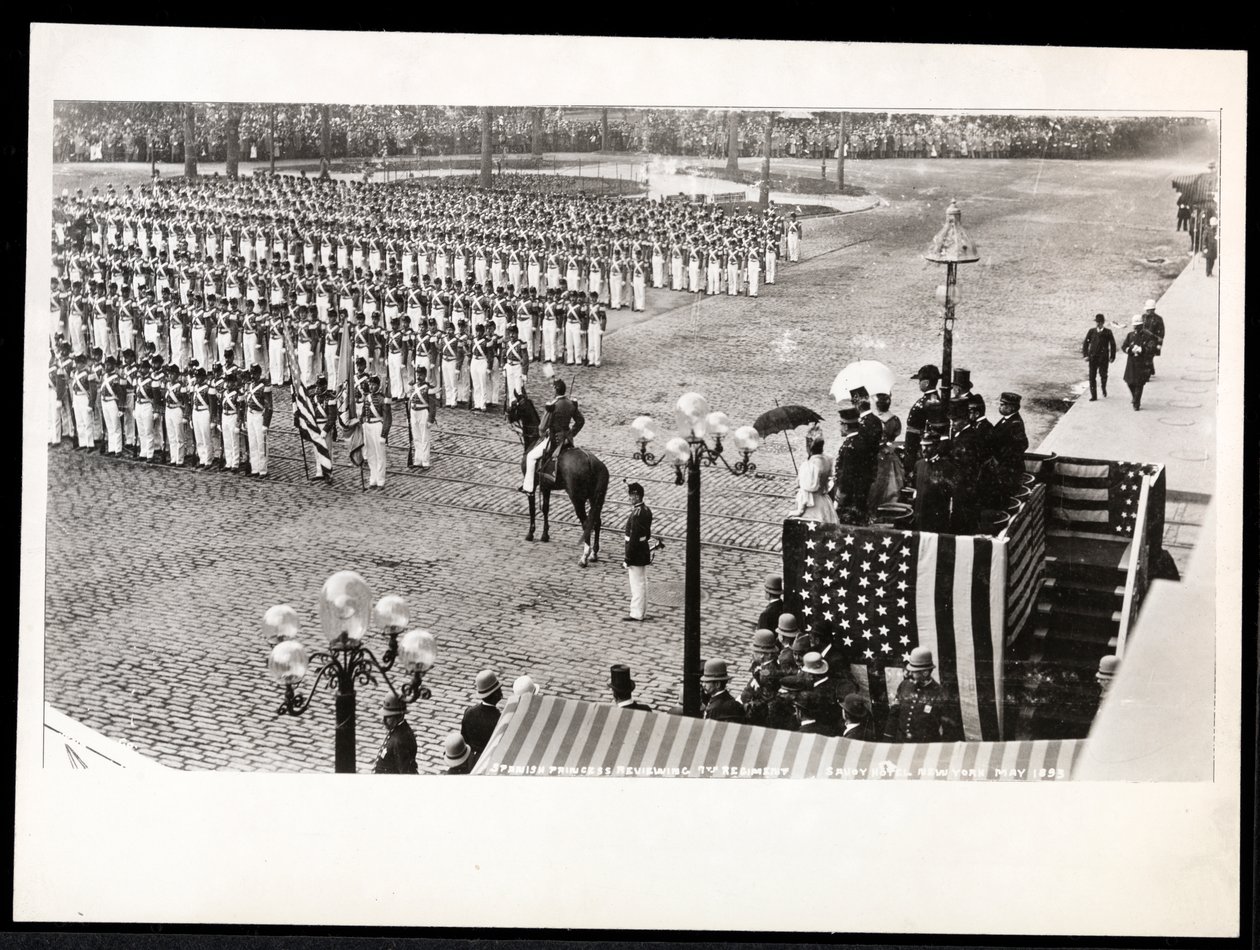 Utsikt over prinsesse Eulalia av Spania som gjennomgår det 7. regiment som marsjerer i Columbus Celebration Parade på Savoy Hotel, New York, 1899 (sølv gelatintrykk) av Byron Company