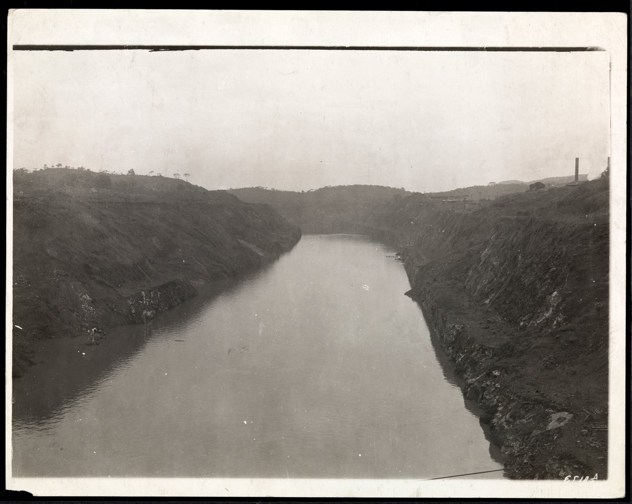 Utsikt over en nygravd del av Panamakanalen under bygging, 1912 eller 1913 (sølvgelatintrykk) av Byron Company