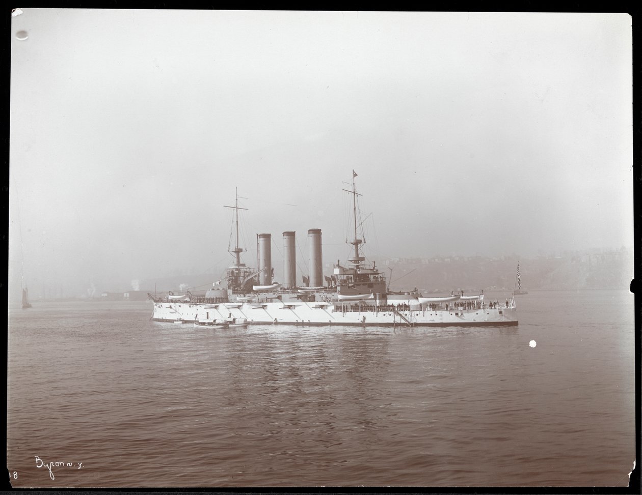 Utsikt over et militærskip, antagelig ved Hudson River nær West Point ved besøket til prins Louis av Battenberg, 1905 (sølvgelatintrykk) av Byron Company