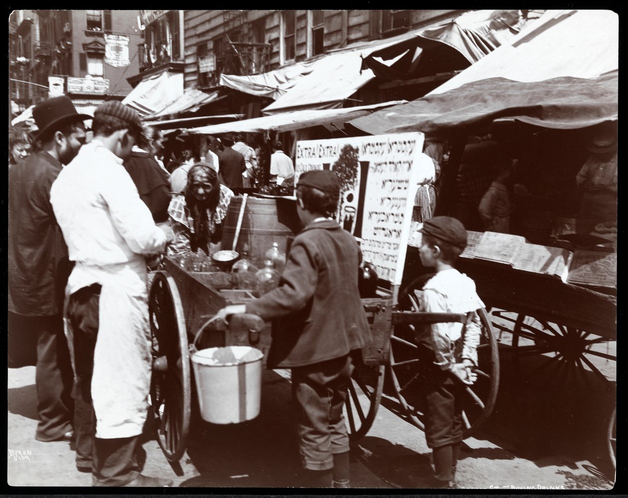 Utsikt over barn som kjøper drinker fra en kjøpmann på Hester Street, New York, 1898 (sølv gelatintrykk) av Byron Company