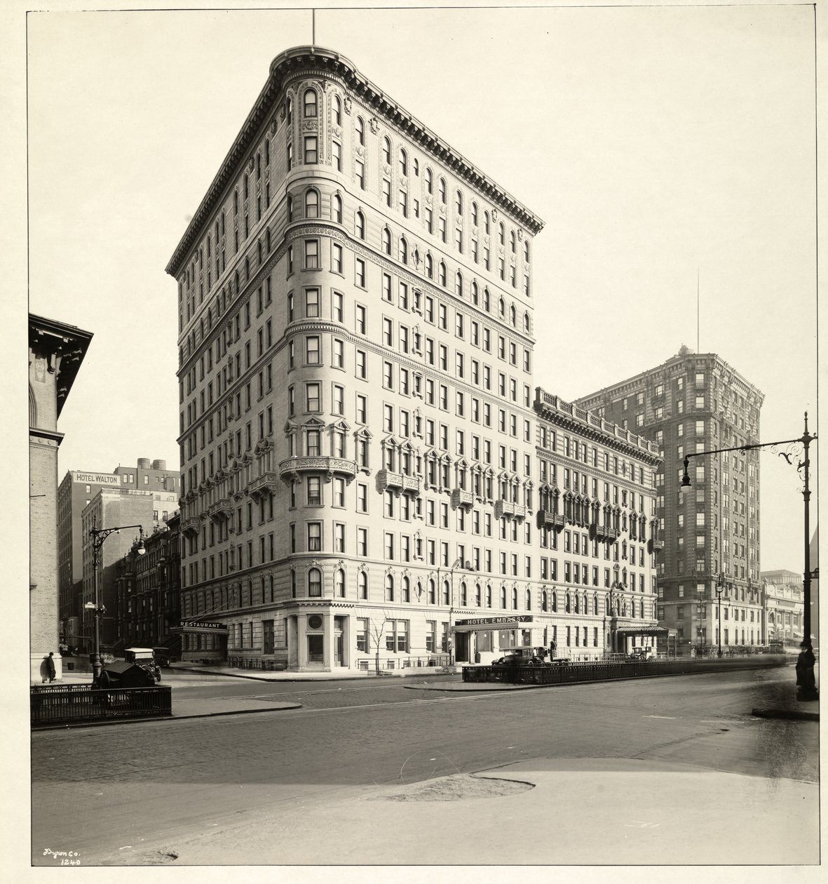 Utsikt over Hotel Embassy på Broadway og 70th Street, New York, 1921 (sølv gelatintrykk) av Byron Company