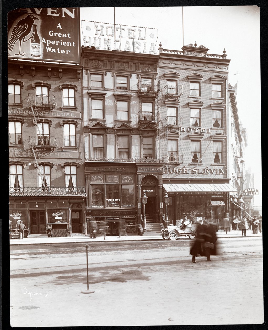 Utsikt over Hotel Hungaria og Hotel Hugh Slevin ved Union Square East og 14th Street, New York, 1905 (sølv gelatintrykk) av Byron Company