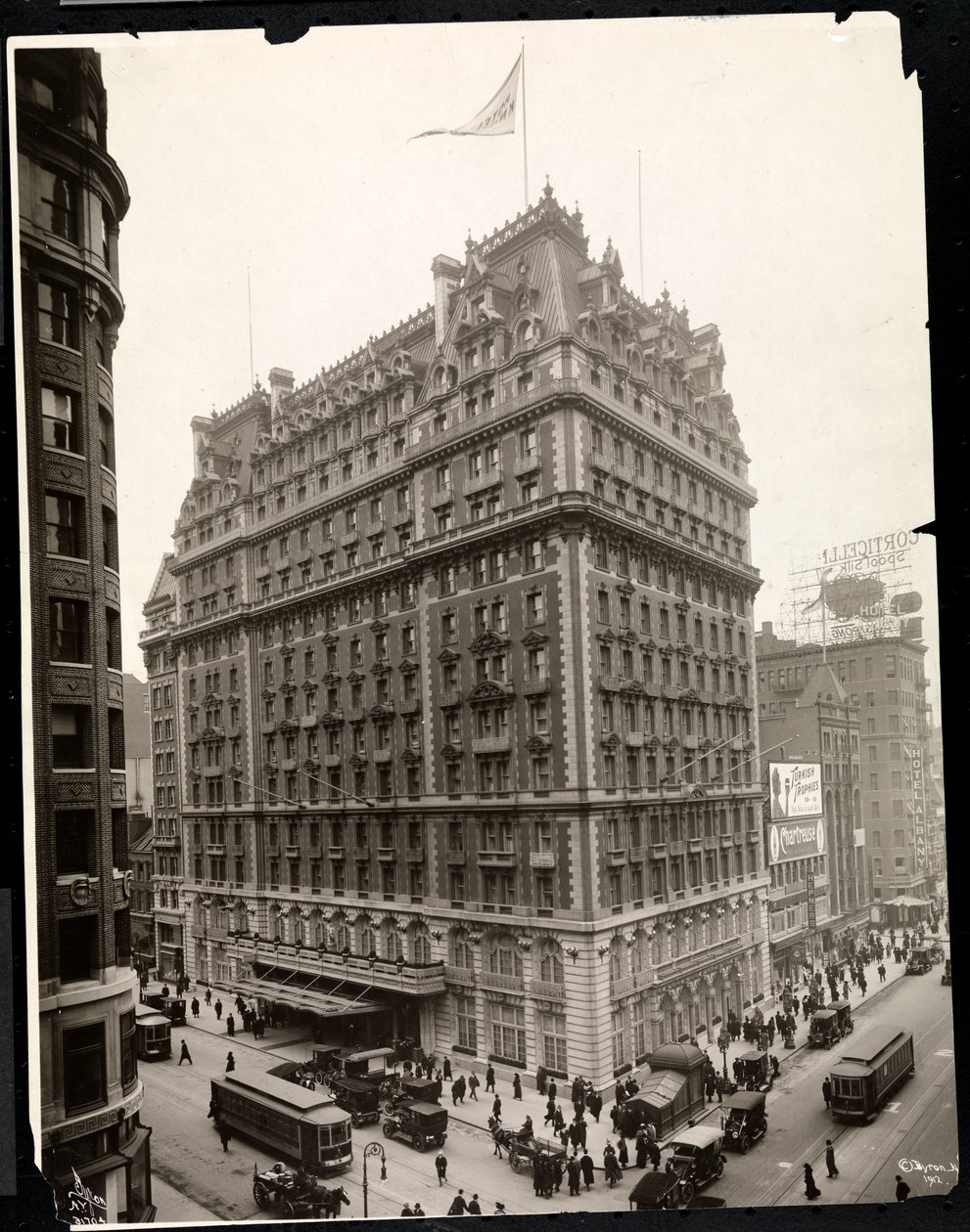 Utsikt over Hotel Knickerbocker, Broadway og 42nd Street, New York, 1912 (sølv gelatintrykk) av Byron Company