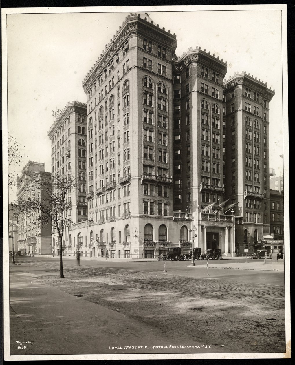 Utsikt over Hotel Majestic på 72nd Street fra hele Central Park West, New York, 1920 (sølv gelatintrykk) av Byron Company