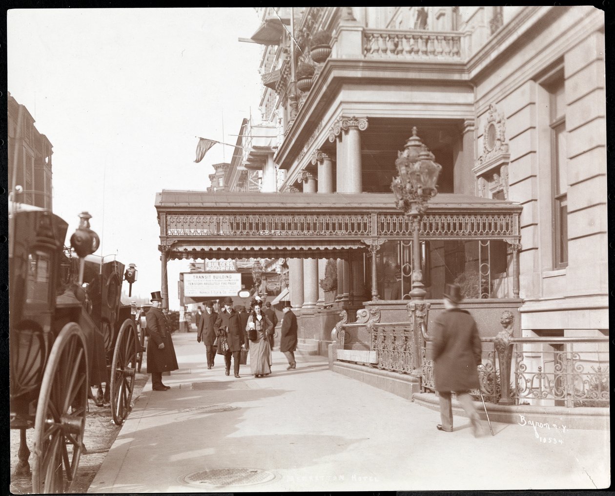 Utsikt over Hotel Manhattan på 42nd Street og Madison Avenue, New York, 1900 eller 1901 (sølv gelatintrykk) av Byron Company