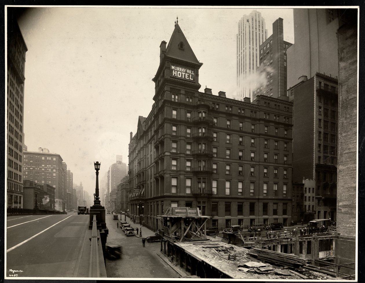 Utsikt over Murray Hill Hotel, Park Avenue og 40th Street, New York, fra Park Avenue viadukten, 1931 (sølv gelatintrykk) av Byron Company