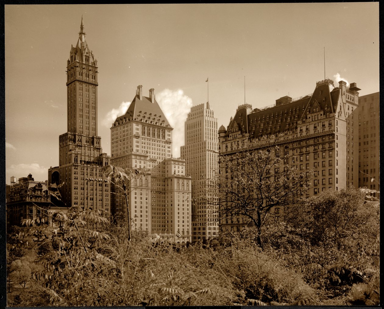 Utsikt over Savoy Plaza Hotel, 59th Street og Fifth Avenue, New York, ca. 1937 (sølv gelatintrykk) av Byron Company