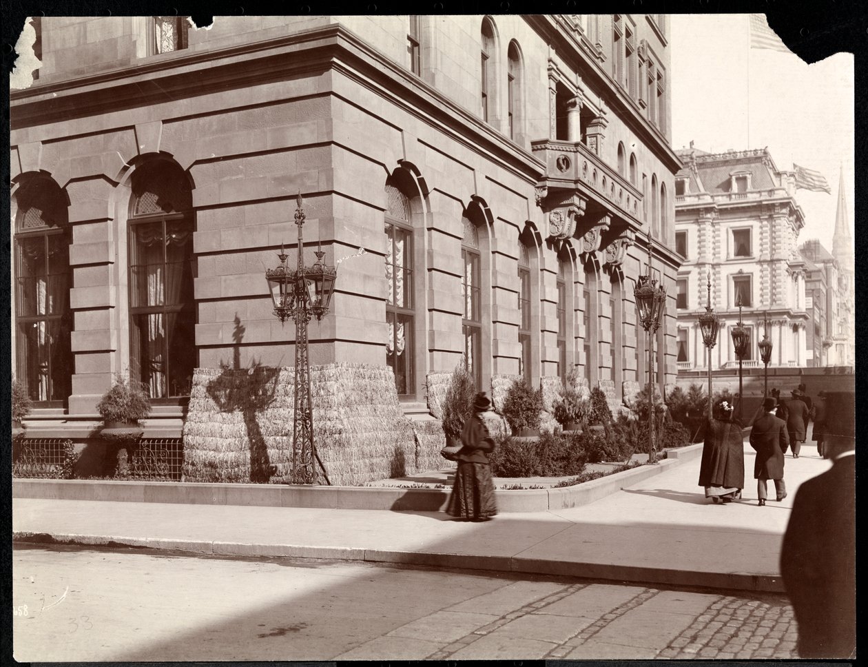 Utsikt over Waldorf Astoria Hotel og J. J. Astor-residensen langs 5th Avenue på 33rd and 34th Street, New York, 1895 (sølv gelatintrykk) av Byron Company