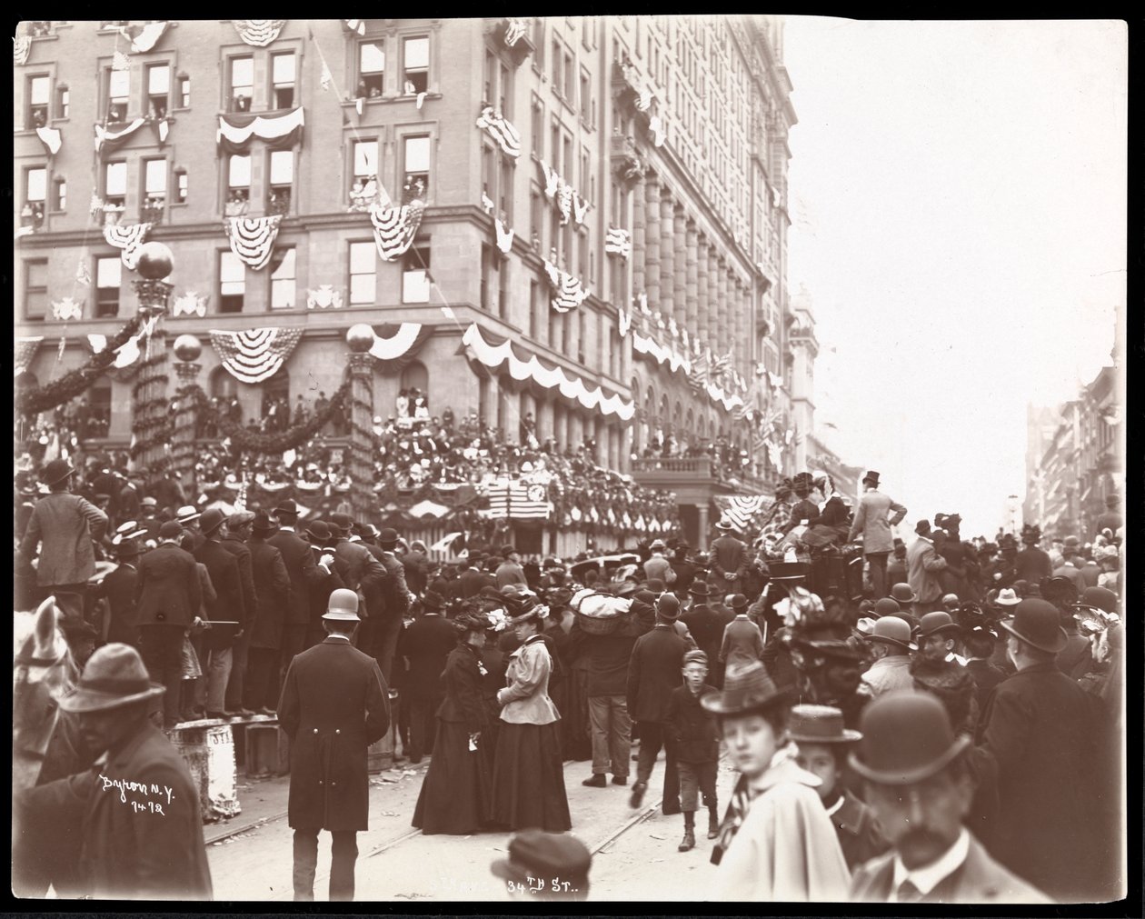 Utsikt over folkemengdene nær Waldorf Astoria Hotel på 34th Street under Dewey Parade på Fifth Avenue, New York, 1899 (sølv gelatintrykk) av Byron Company