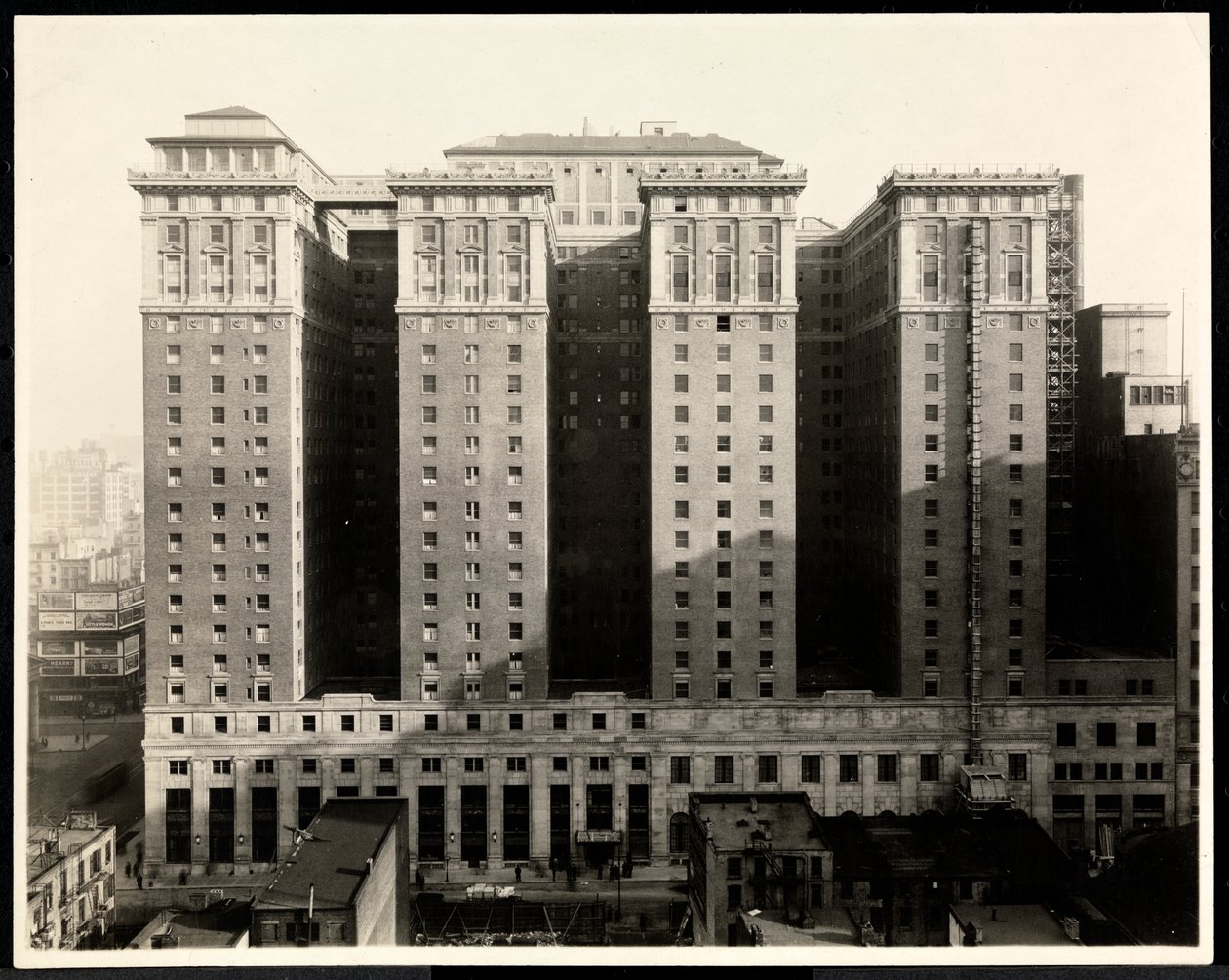 Utsikt over sørsiden av Hotel Pennsylvania, 7th Avenue og 32nd Street, New York, 1919 (sølv gelatintrykk) av Byron Company