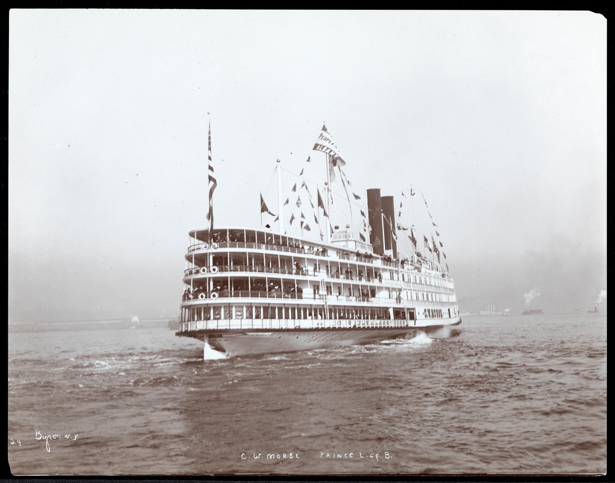Utsikt over dampskipet C.W. Morse, antagelig ved Hudson River nær West Point ved besøket til prins Louis av Battenberg, 1905 (sølvgelatintrykk) av Byron Company