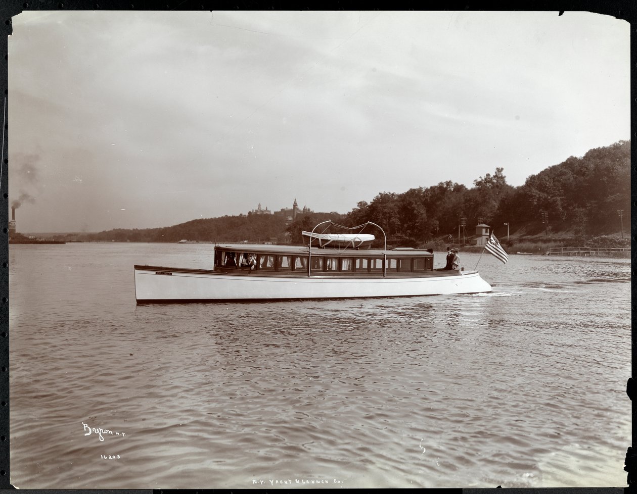 Utsikt over yachten Delicia of the New York Yacht, Launch und Engine Co. på Hudson River nær Morris Heights, New York, 1903 (sølv gelatintrykk) av Byron Company