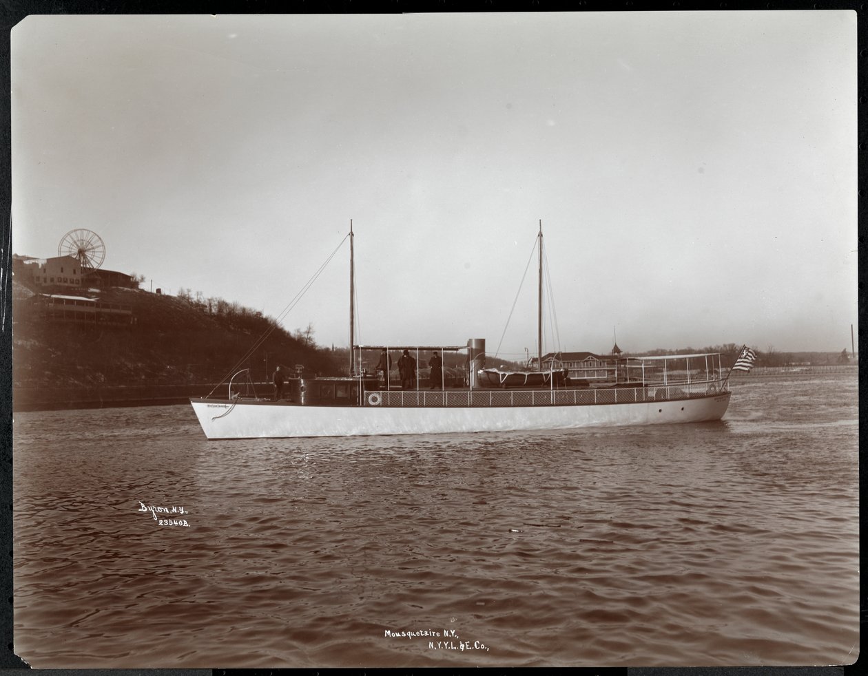 Utsikt over yachten Mousquetaire of the New York Yacht, Launch und Engine Co. on the Harlem River, New York, 1905 (sølv gelatintrykk) av Byron Company