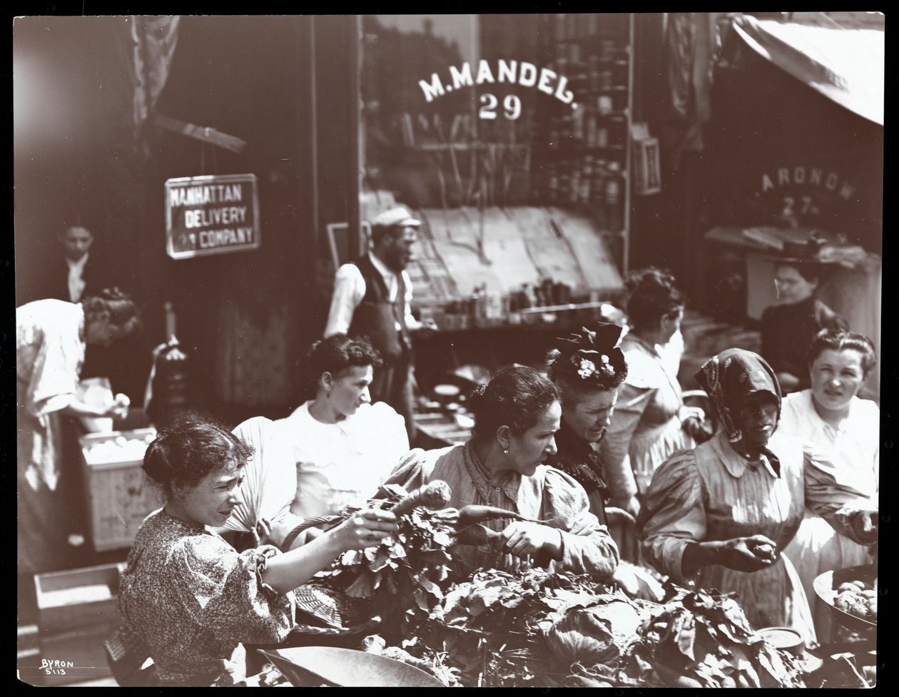 Utsikt over kvinner som handler grønnsaker fra en kjøpmann på Hester Street, New York, 1898 (sølv gelatintrykk) av Byron Company
