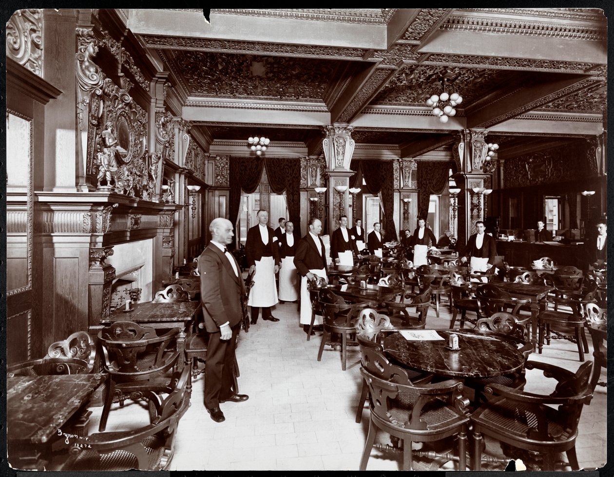 Servitører på en kafé på Hotel Delmonico, 1902 (sølv gelatintrykk) av Byron Company