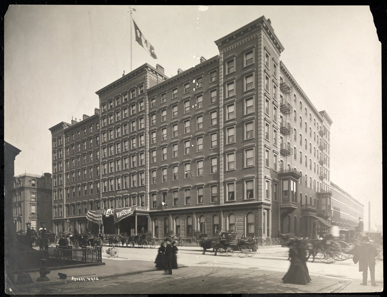 Windsor Hotel på 5th Avenue fra 46th til 47th Streets, New York, 1898 (sølv gelatintrykk) av Byron Company
