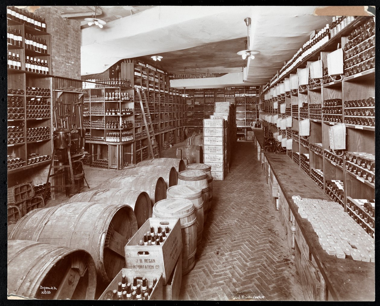 Vinkjeller på Hotel Knickerbocker, 1906 (sølv gelatintrykk) av Byron Company