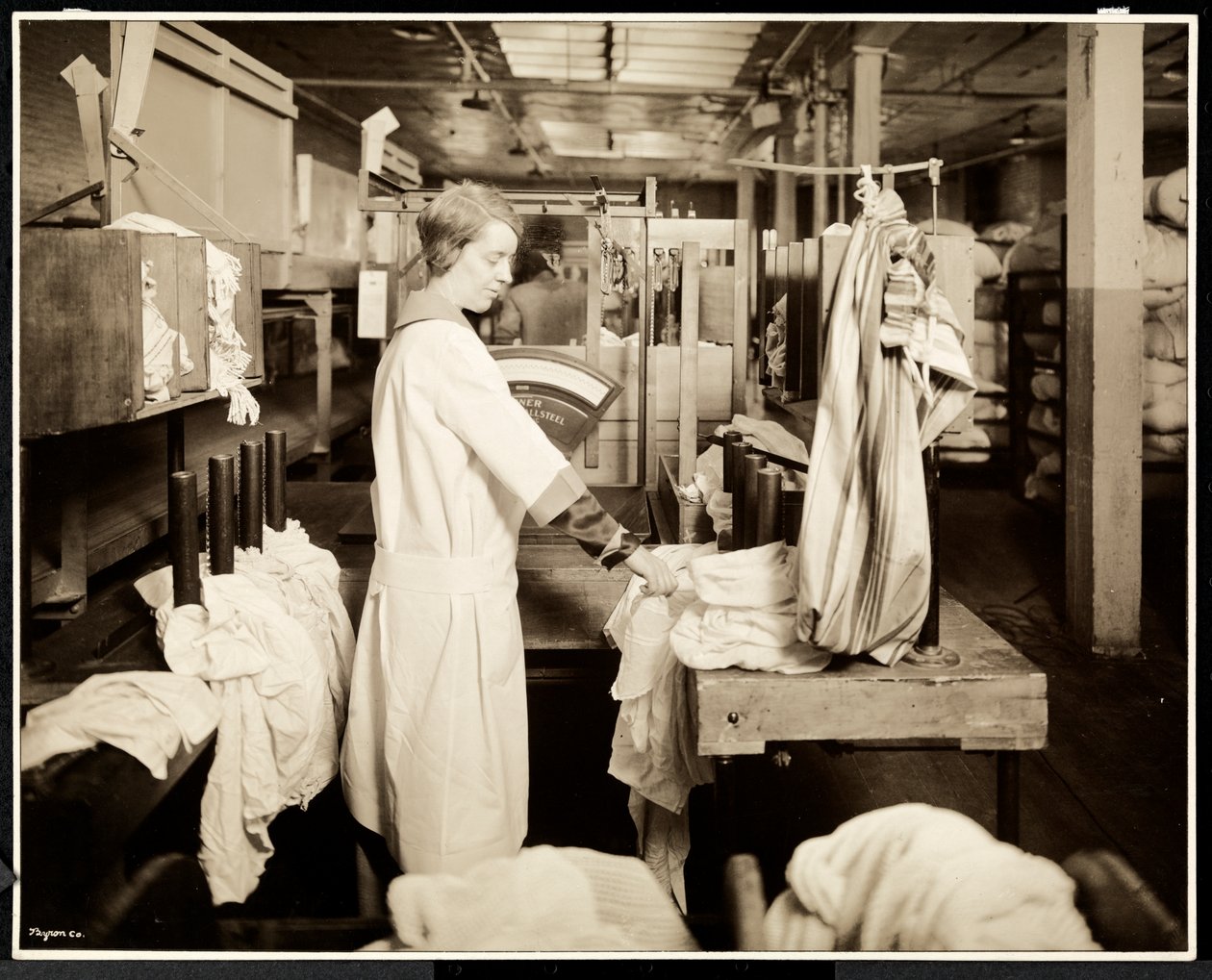 Kvinner merker poser med klesvask på Carolyn Laundry på 111 east 128th Street, East Harlem, New York, 1928 (sølv gelatintrykk) av Byron Company