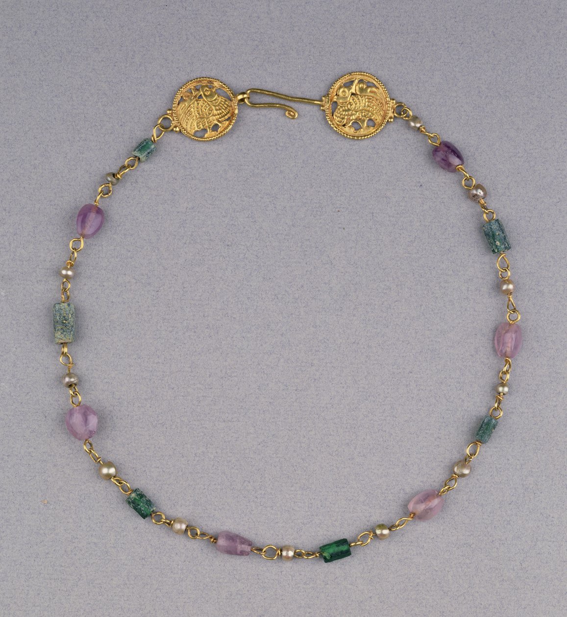 Gullkjede trukket med perler, ametyst og grønne glassperler med to gullgjennombruddsrundinger, ca. 400-550 (gull, ametyst og glass) av Byzantine