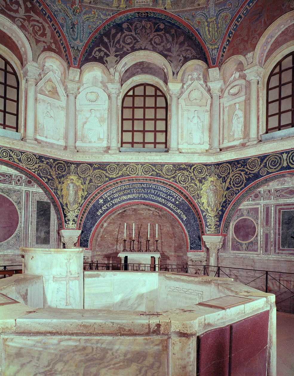 Apsiden med døpefonten av Byzantine