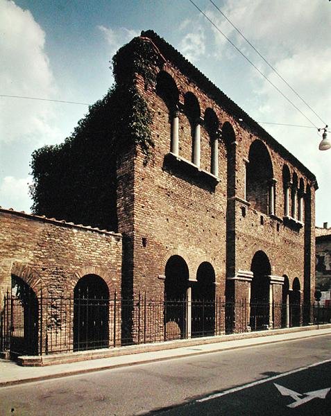 Fasade av Theodoric Palace av Byzantine School
