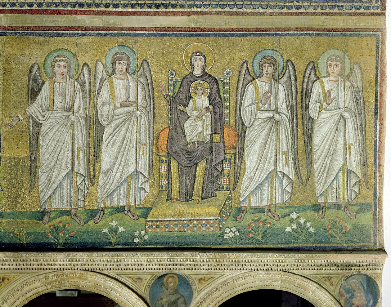 Madonna og barn tronet og flankert av engler (mosaikk) av Byzantine School