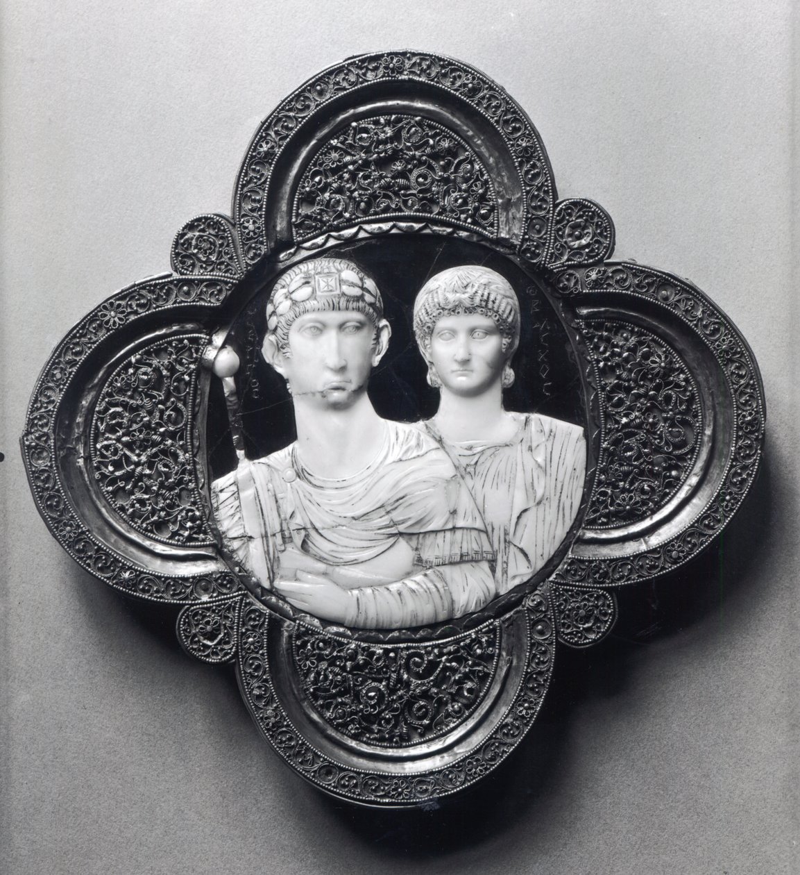 Cameo som viser keiser Honorius (395-423) og hans kone, Maria (elfenben og metall) (se også 189590) av Byzantine