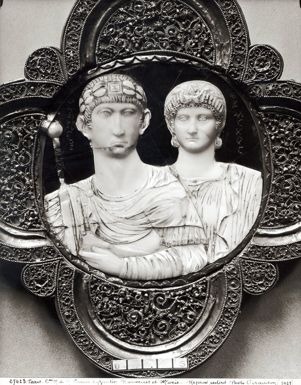 Cameo som viser keiser Honorius (395-423) og hans kone, Maria (elfenben og metall) (se også 189591) av Byzantine
