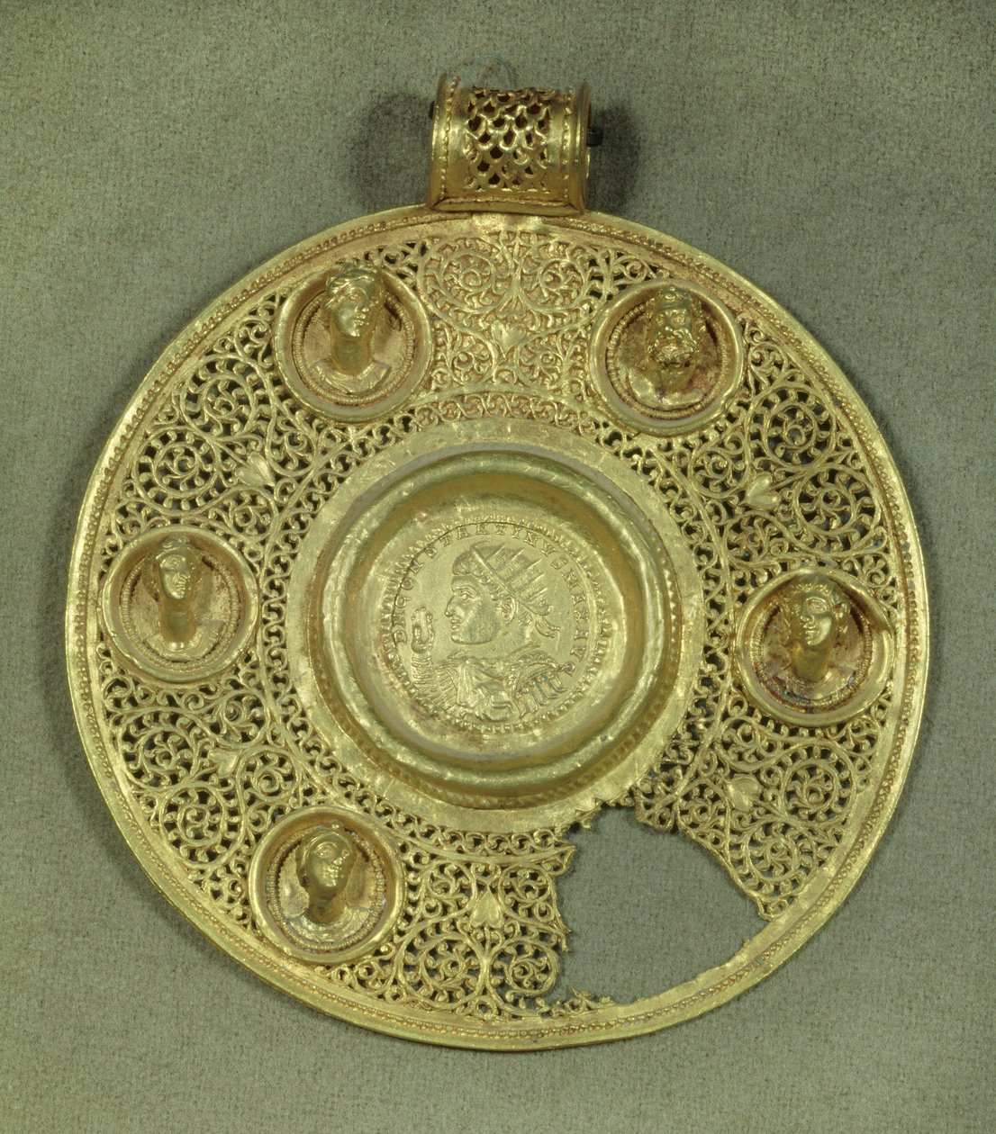 Gull sirkulær medaljong: solidus av Konstantin I den store (270-337 e.Kr.) slår til ved Sirmium i 321 e.Kr., i en opus interrasile-ramme, utsmykket med 5 relieffbyster. 4. århundre e.Kr. Søn 0.092 m Paris, Musée du Louvre av Byzantine