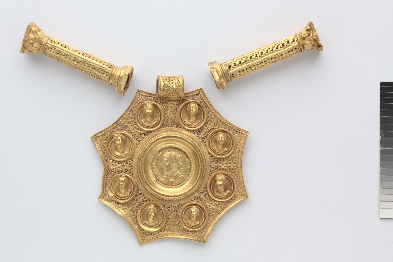Åttekantet anheng, og to avstandsstykker i form av korintiske søyler, 324-326 (gull) av Byzantine