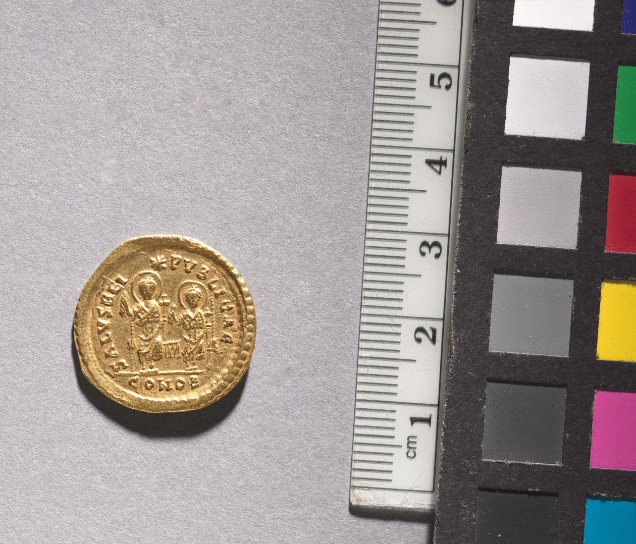 Solidus av Theodosius II og Valentinian III (revers), 408-425 (gull) (se CVL 499736 for forside) av Byzantine