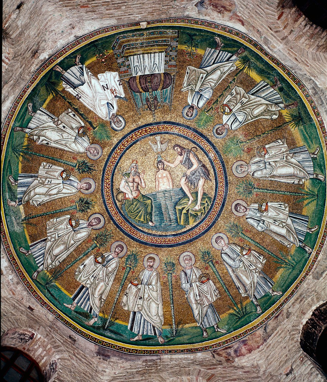 Kristi dåp i Jordan (personifisert av karakteren til venstre) og de tolv apostlene. Mosaikk av kuppelen til Baptistere of the Arians (Battistero degli Ariani). 5. eller 6. århundre. Ravenna. Italia av Byzantine