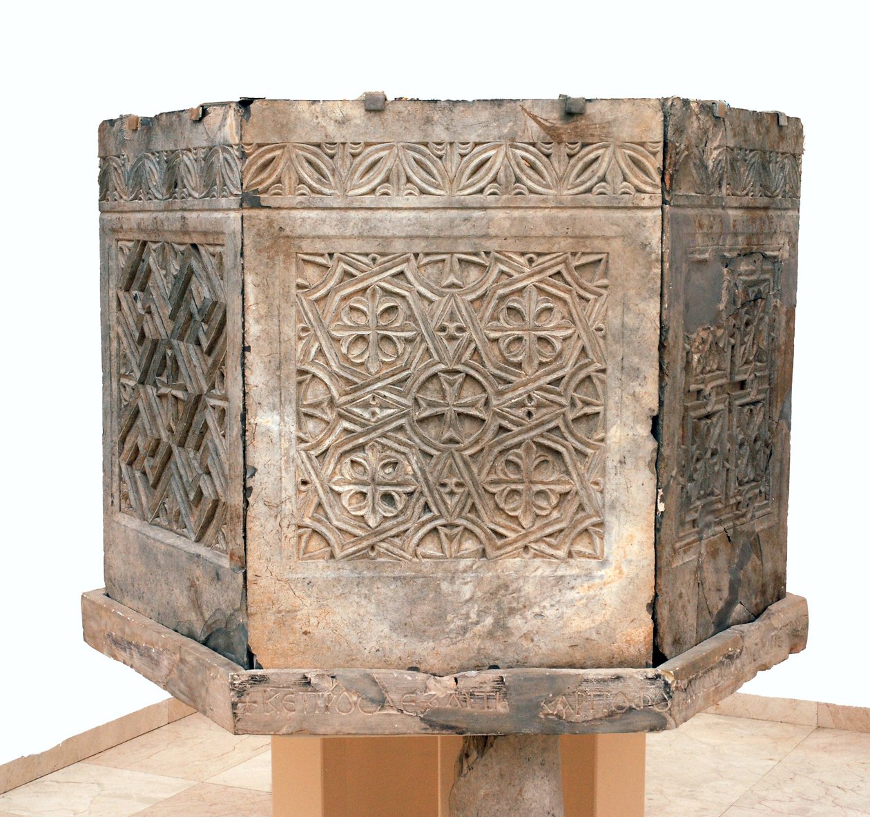 Ambo fra den bysantinske kirken Saint Theodoros, Beit Sila, Jerusalem, 600-tallet e.Kr. (bituminøs stein) av Byzantine Byzantine